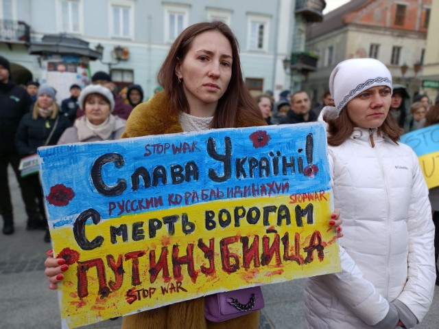 Piotrków solidarny z Ukrainą. Protest przeciw wojnie Putina i Marsz Milczenia w Piotrkowie, 27.02.2022