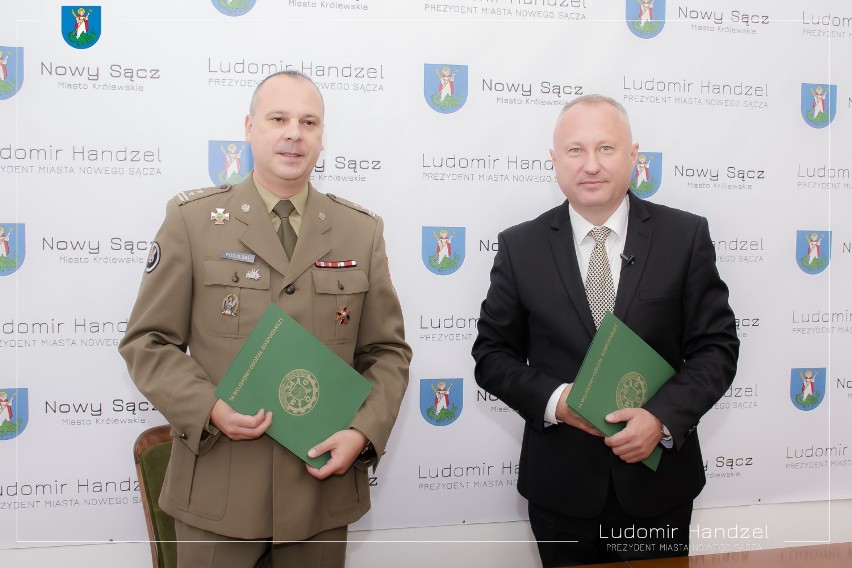 Umowę podpisali prezydent Ludomir Handzel i ppł. Radosław...