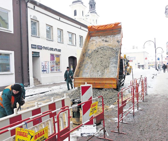 Dziura w ulicy została zasypana, a ruch wznowiony