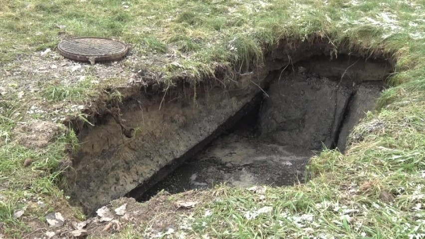 Mężczyzna wpadł do szamba znajdującego się tuż przy placu zabaw. Uratowała go pani sołtys [VIDEO]