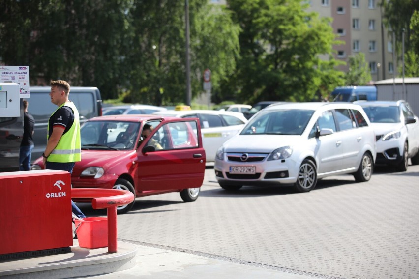 Kraków. Kierowcy protestowali i blokowali stacje. "Połautomatyczna dezinfomacja" [ZDJĘCIA]