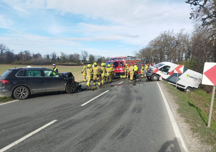 Wypadek na DK 35 koło Wojnarowic, dwie osoby trafiły do...