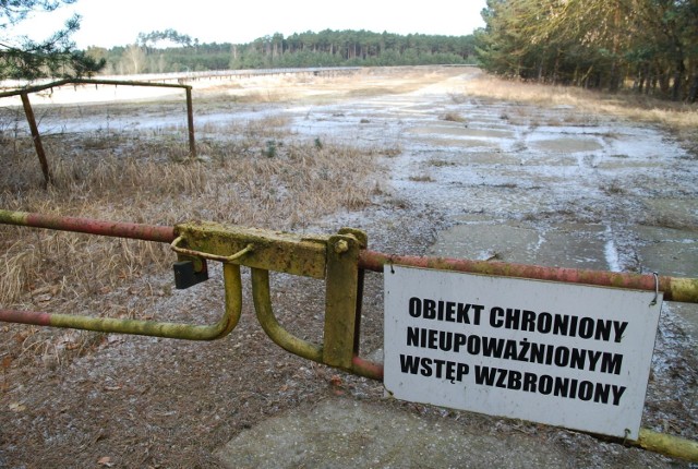 Jeszcze kilka lat temu wjazdu w rejon składowiska niebezpiecznych odpadów Zielona na terenie dawnego Zachemu strzegły szlabany i chociaż prowizoryczne tablice ostrzegawcze.