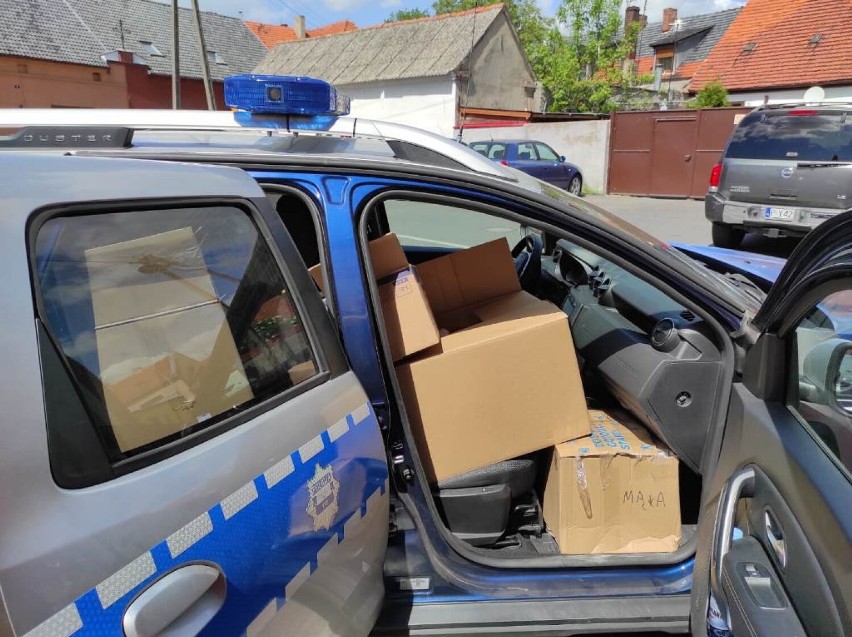 Policja Śrem: funkcjonariusze zebrali dary dla walczącej Ukrainy. Kolejny transport ruszy na wschód