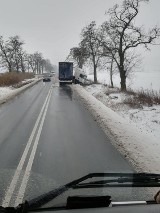 Uwaga kierowcy! Fatalne warunki na drogach. Duże utrudnienia w powiecie oleśnickim