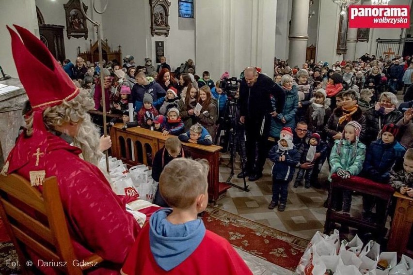 Wałbrzych: Święty Mikołaj kolejny raz rozda dzieciom paczki na Białym Kamieniu. Będą ich setki