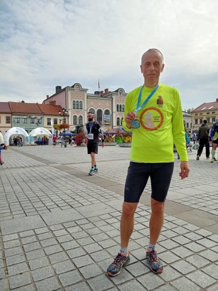 Andrzej Wymysło rządzi i dzieli na półmaratonach. Radny...