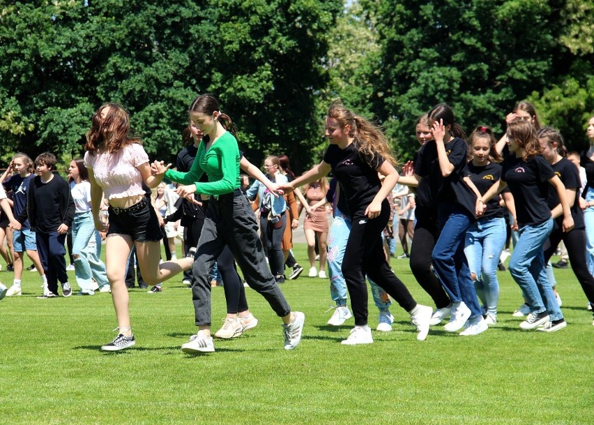 Uczniowie szesnastu kaliskich szkół wspólnie tańczyli belgijkę. ZDJĘCIA