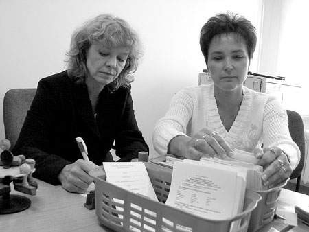 Marzena Serafin i Mariola Marczewska przyjmują wnioski na paszporty biometryczne.