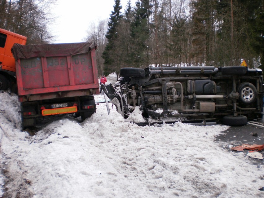 Trzy samochody zderzyły się na skrzyżowaniu do Szymbarka (zdjęcia)