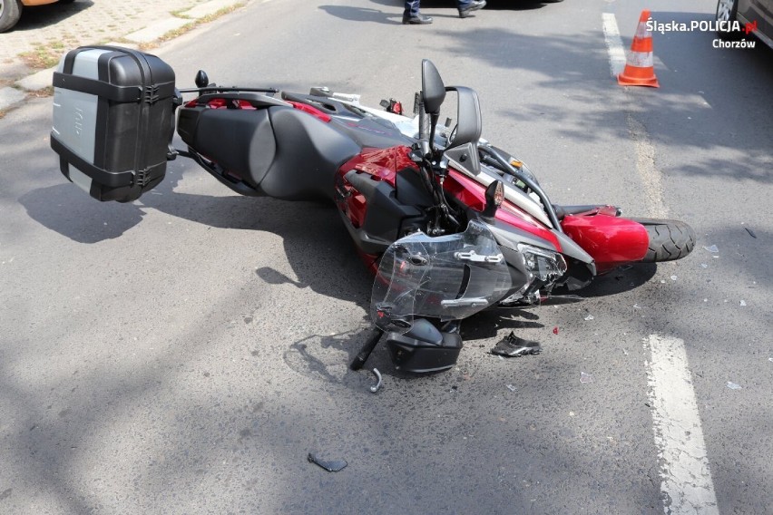 Chorzów: Wypadek na ul. Krzyżowej. 20-latka wymusiła pierwszeństwo motocykliście. Mężczyzna trafił do szpitala,