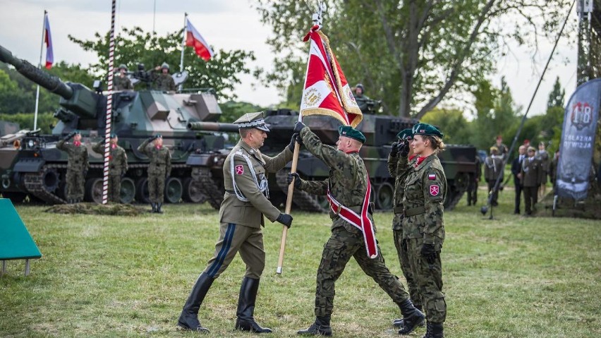 18. Dywizja Zmechanizowana odebrała sztandar, a 18 Pułk Logistyczny Łomża szuka żołnierzy [zdjęcia]