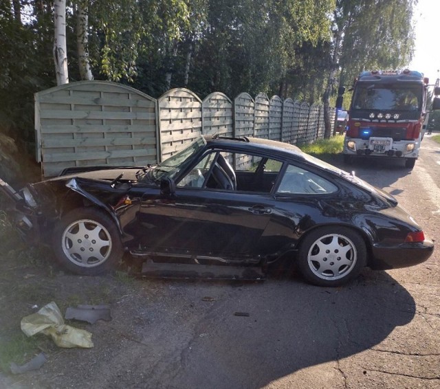 Skradzionym w Niemczech Porshe jechał nietrzeźwy mieszkaniec Pucka. Wjechał w płot w Ryszewie, gmina Rogowo.