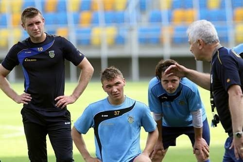 Gdy gdynianie notowali serię meczów zwycięskich to on nie stronił od żartów. Widać i jemu udzielił się luz. Stał się sympatycznym Czechem. W sobotę żółto-niebiescy kończą jesień meczem z Sandecją. Zimowe przygotowania pokażą na co tak naprawdę stać Nemca i jego drużynę.

Aut. Piotr Wiśniewski
Fot. Tomasz Bołt