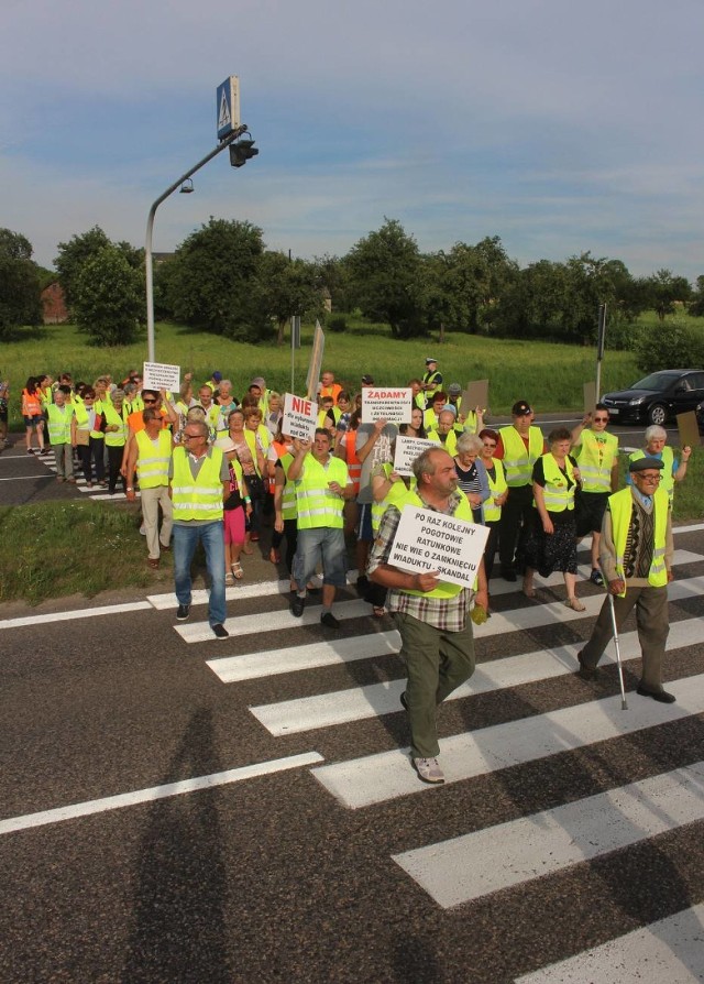 W lipcu br. mieszkańcy Ujejsca protestowali przeciwko planom zburzenia wiaduktu nad DK 1