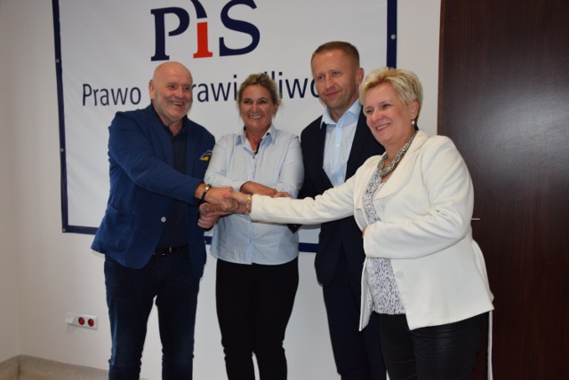 Od lewej: Radim Masny, Katarzyna Czochara, Radek Kondratów i Teresa Barańska, kandydat PiS na burmistrza Prudnika.