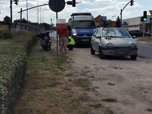 Na skrzyżowaniu Okrężna - Wojskowa we Włocławku renault zderzył się z motocyklem.