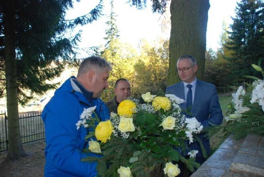 W Głuszycy pamiętają o zmarłych, złożyli kwiaty na Cmentarzu Ofiar Faszyzmu