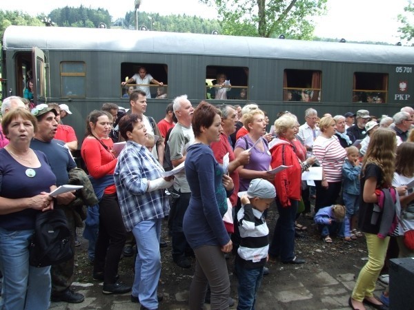 Stacja kolejowa w Kasinie Wielkiej w niedzielę wypełniła się po miłośnikami kolei