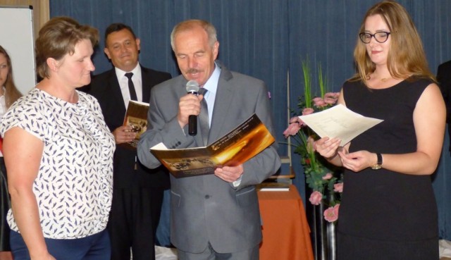 Prymuska Paulina Rydzowska otrzymała nagrody z rąk dyrektora buskiego "ekonomika" Andrzeja Bilewskiego, w towarzystwie mamy Anny.