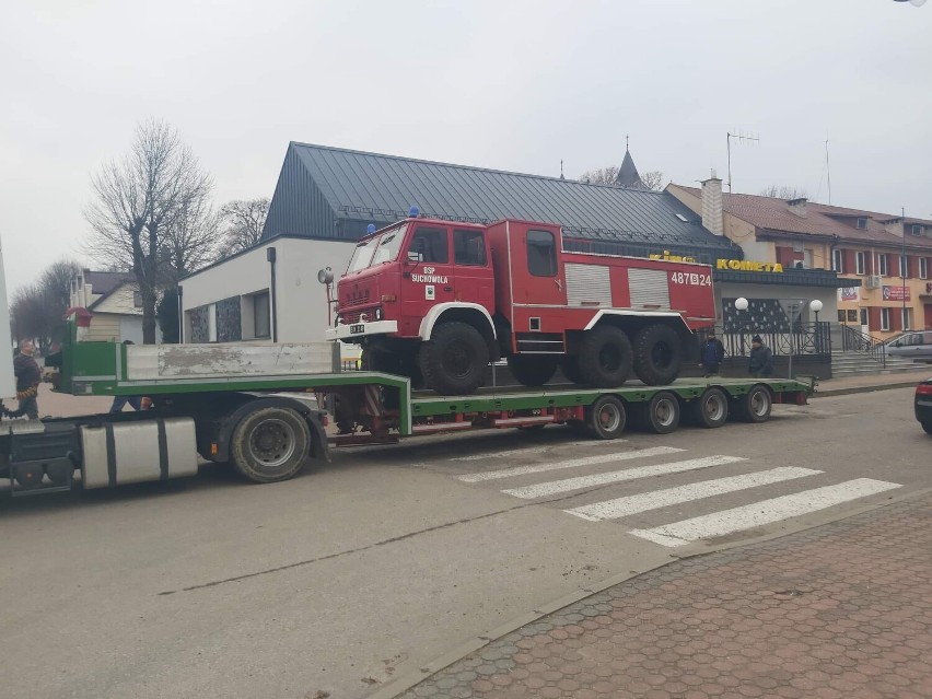 Wóz strażaków z Suchowoli pomoże w akcjach ratunkowych na Ukrainie. Na granicę odstawił go osobiście burmistrz ze strażakami