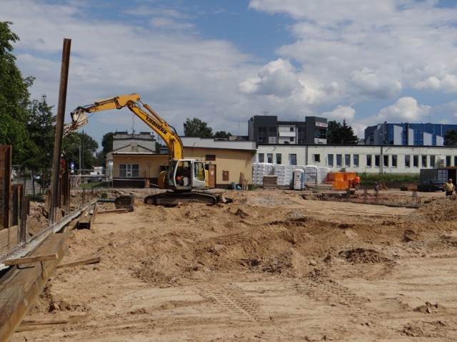 Na terenie po starym szpitalu w Radomsku trwa budowa parku handlowego