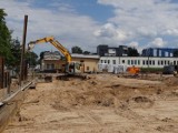 Na terenie po starym szpitalu w Radomsku trwa budowa parku handlowego [ZDJĘCIA+FILM]