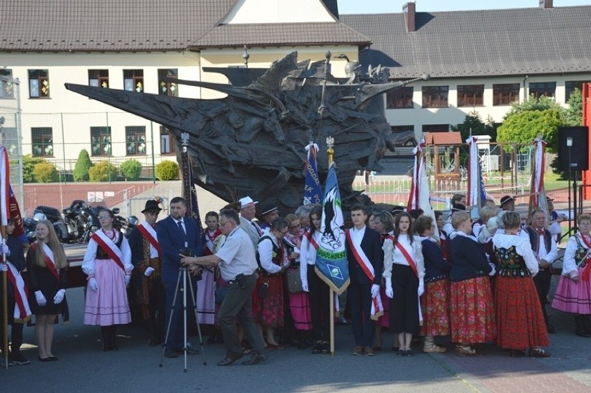 Pomnik Jana III Sobieskiego chwilowo stanął w centrum Podegrodzia. Witali go mieszkańcy gminy [ZDJĘCIA]