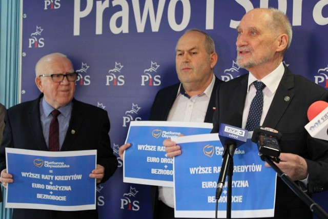 Politycy PiS mieli ze sobą tabliczki z logo Platformy Obywatelskiej i hasłami z obszarów działalności, które krytykowali