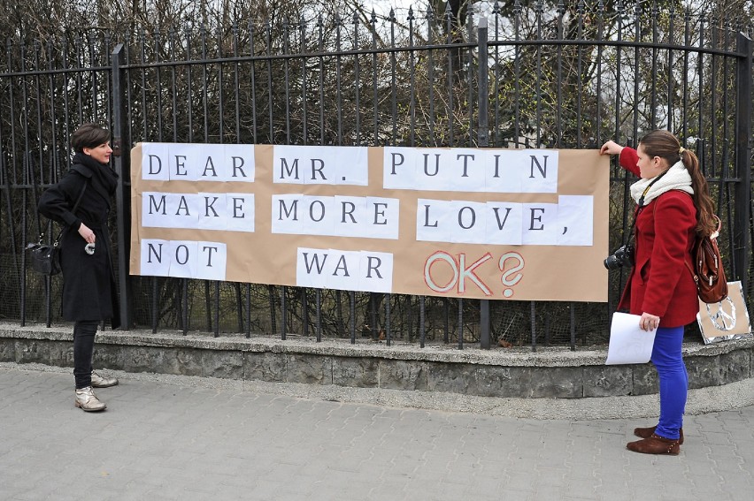 Protest przed konsulatem Rosji w Poznaniu