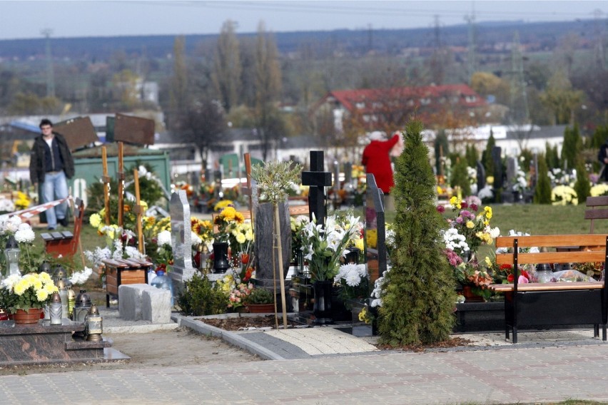 Głogów: Miasto kupuje działkę przyległą do cmentarza na Brzostowie, by powiększyć nekropolię