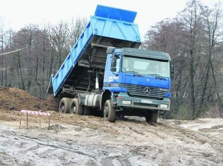 Ciężarówki z ziemią zaniepokoiły mieszkańców Warcza i okolicznych miejscowości. FOT. WAWRZYNIEC ROZENBERG