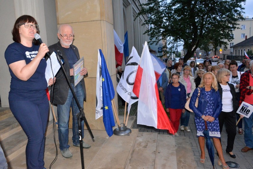 Kilkadziesiąt osób broniło w Kielcach sądów i demokracji