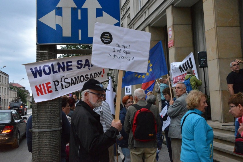 Kilkadziesiąt osób broniło w Kielcach sądów i demokracji