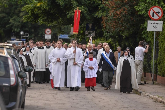 Uroczyste obchody  rocznicy wizyty Jana Pawła II w Sopocie rozpoczęły się w środę wieczorem (5.06.2019 r.) mszą św. Następnie odbył się przemarsz pod Krzyż Papieski, gdzie złożone zostały kwiaty
