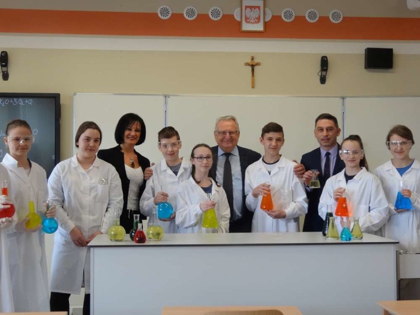 Szkoła w Rakoniewicach ma nową pracownię chemiczną ZDJĘCIA