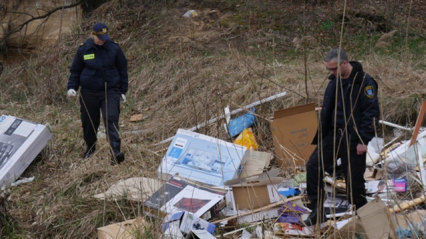 Dzikie wysypisko śmieci zlikwidowano w gminie Szczerców