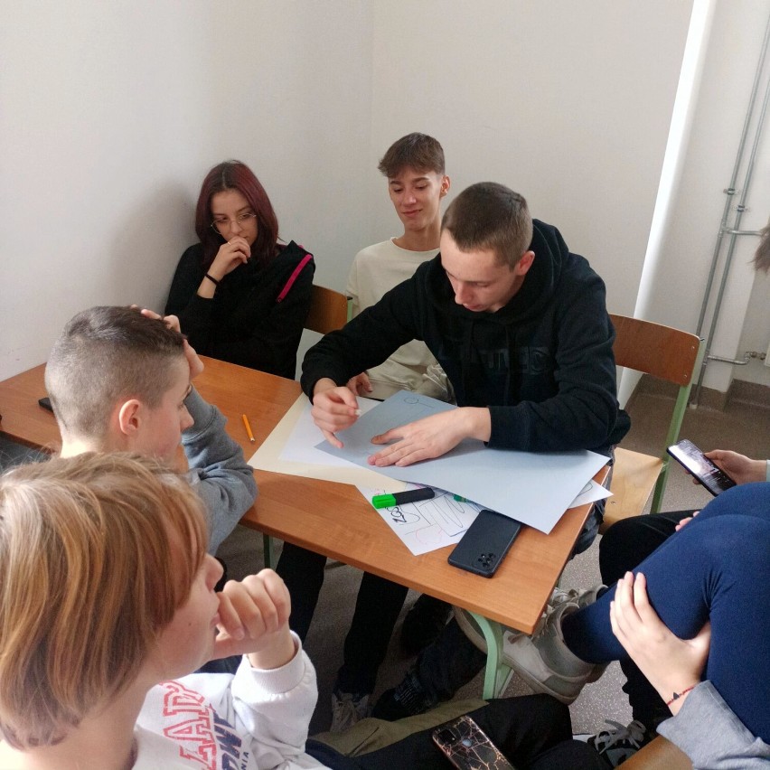 Debata erazmusowska w Technikum Kolejowym w Żarach. Czy młodzi ludzie chcą wyjeżdżać z Polski?