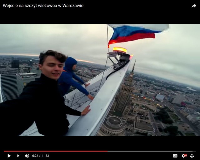 Rosjanie weszli na szczyt warszawskiego wieżowca i... zawiesili flagę [WIDEO]