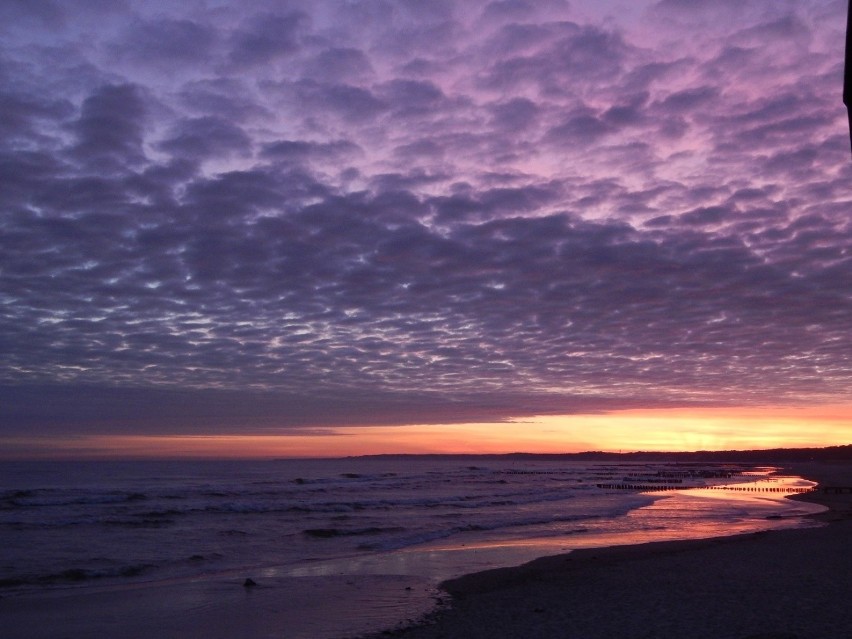 Wschód słońca nad Bałtykiem. Malownicze zjawisko nad morzem w Ustce [ZDJĘCIA]