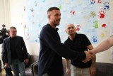 Lucas Podolski wręczył byłym więźniom bilety na mecz Górnika Zabrze. Zobaczcie ZDJĘCIA z tego spotkania