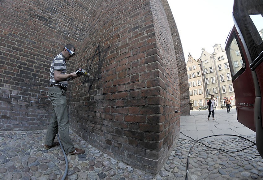 Gdańsk: Gwiazdy Dawida laserem usunięto z murów Bazyliki Mariackiej