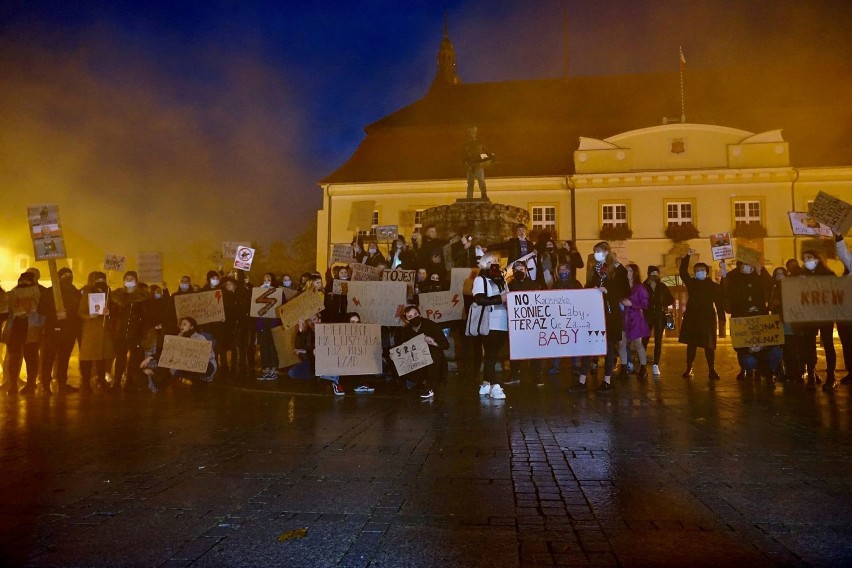 Protest na ulicach Darłowa. Jakie hasła mieli manifestanci? [NOWE ZDJĘCIA]