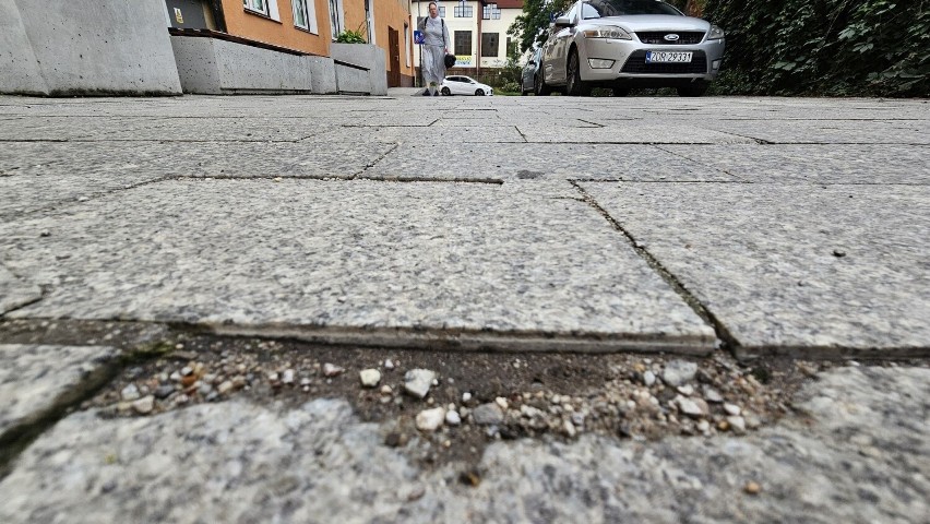 Rozpada się wyremontowana ulica w centrum Kielc. Użytkowana jest od niespełna dwóch lat!