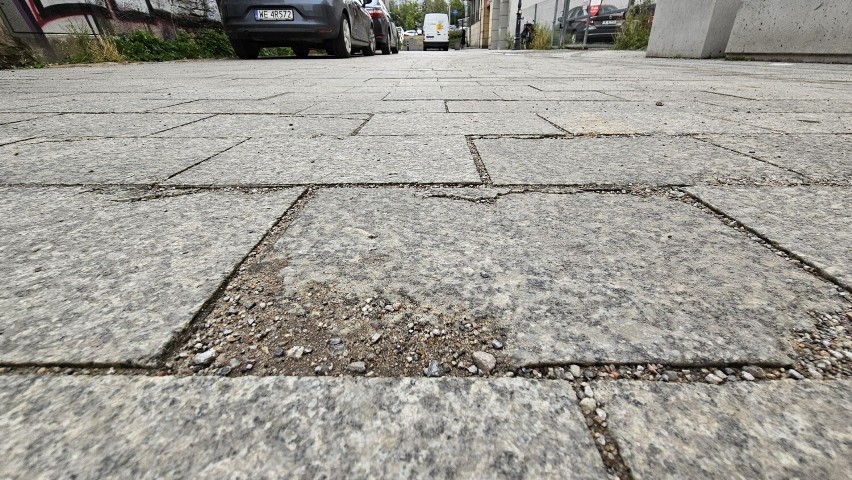 Rozpada się wyremontowana ulica w centrum Kielc. Użytkowana jest od niespełna dwóch lat!