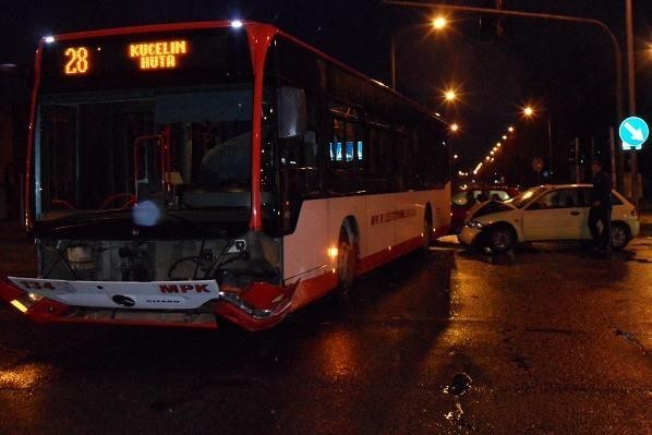 Częstochowa: Wypadek na skrzyżowaniu Legionów i Faradaya. Autobus zderzył się z samochodem