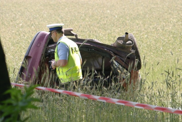 Auto leżało w polu przewrócone na dach. Widać było tylko koła i podwozie wraku. Obok, pod czarną folią, leżały zwłoki mężczyzny, najprawdopodobniej kierowcy.