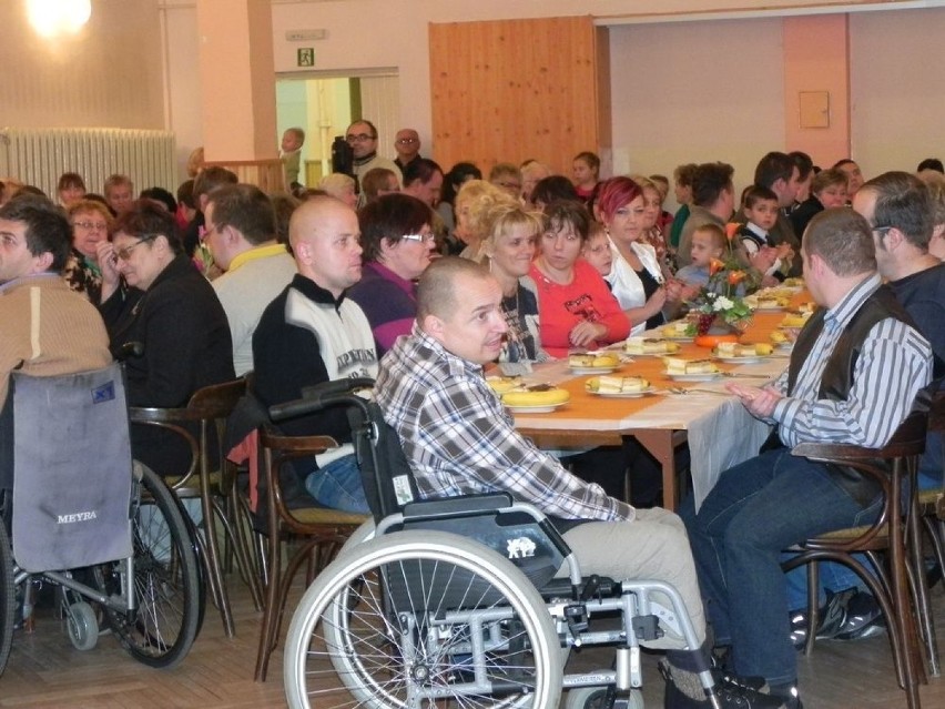 W sali ODS "Malwa" zgromadzili się niepełnosprawni i ich...