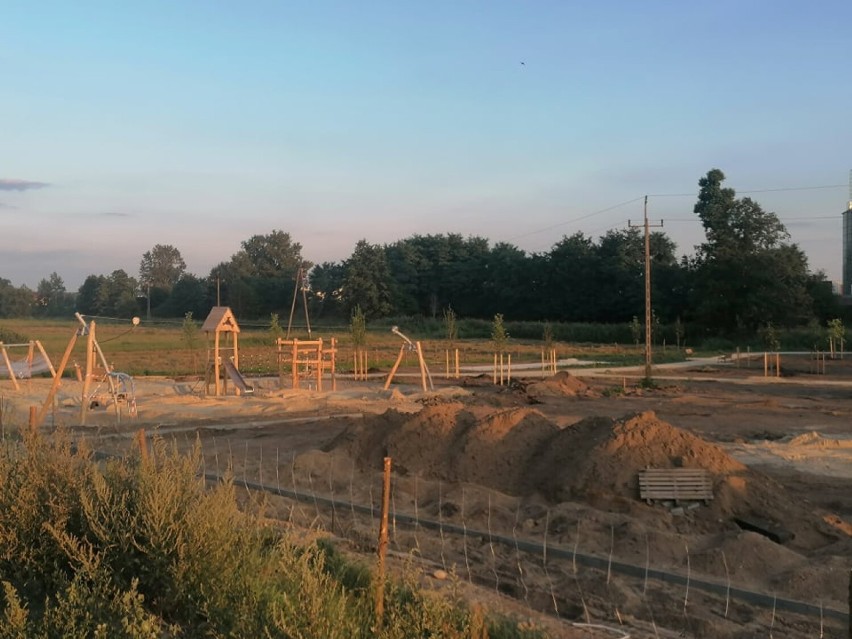 Powstają boiska i plac zabaw w Wągrowcu. Tak obecnie wygląda plac budowy 