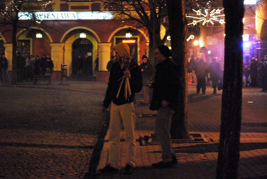 Mieszkańcy Leszna witali Nowy Rok 2013 na rynku